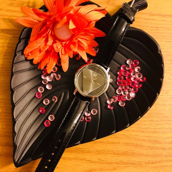 Black triangle watch - Picture 4 of 4